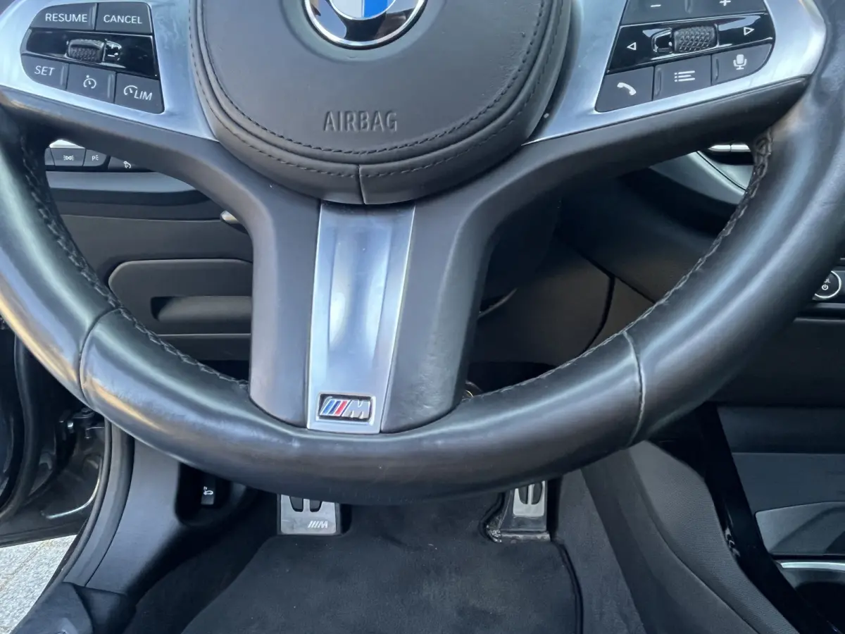 M135i xDrive High Executive M Sport 306pk Automaat | Panodak | Elektr. achterklep | Parking Pakket | Spiegel Pakket | Draadloze telefoonlader | etc. etc.