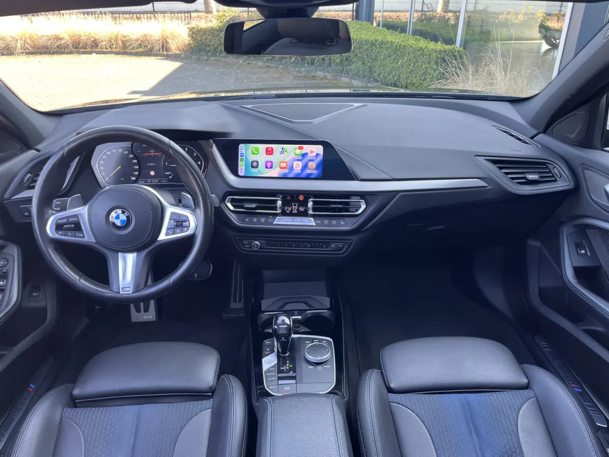 M135i xDrive High Executive M Sport 306pk Automaat | Panodak | Elektr. achterklep | Parking Pakket | Spiegel Pakket | Draadloze telefoonlader | etc. etc.