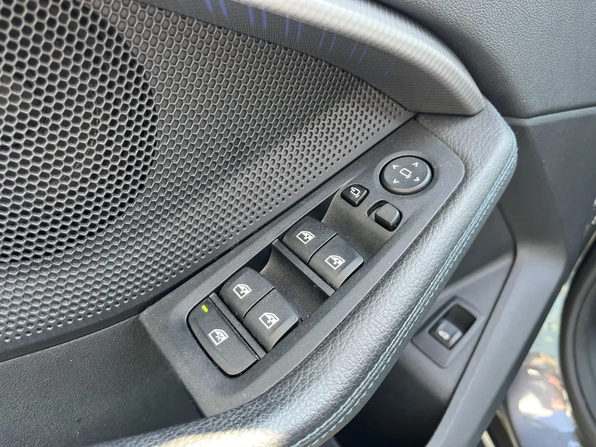 M135i xDrive High Executive M Sport 306pk Automaat | Panodak | Elektr. achterklep | Parking Pakket | Spiegel Pakket | Draadloze telefoonlader | etc. etc.