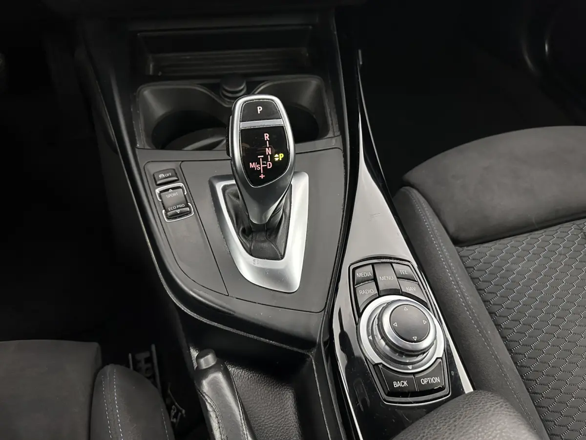 220d xDrive M-Sport-Styling Executive Aut. *XENON | ALCANTARA | HEATED-SPORTSEATS | HARMAN/KARDON | KEYLESS | NAVI-FULLMAP | PRIVACYGLASS | SHIFTPADDLES | ECC | PDC | CRUISE | 18''ALU*