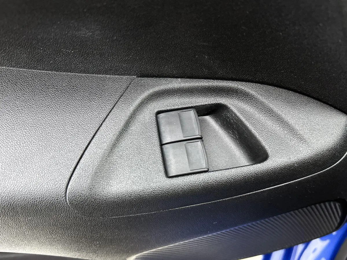Feel 1.0 e-VTi 72pk | Airco | Elektrische ramen | Centrale portiervergrendeling | Bluetooth | Radio/MP3 speler met stuurbediening | Donker getint glas | Zuinig en voordelig autorijden! |