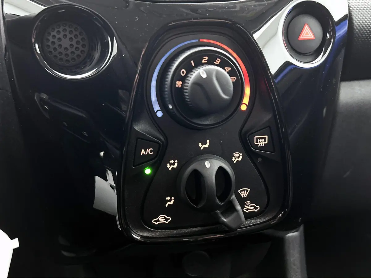 Feel 1.0 e-VTi 72pk | Airco | Elektrische ramen | Centrale portiervergrendeling | Bluetooth | Radio/MP3 speler met stuurbediening | Donker getint glas | Zuinig en voordelig autorijden! |