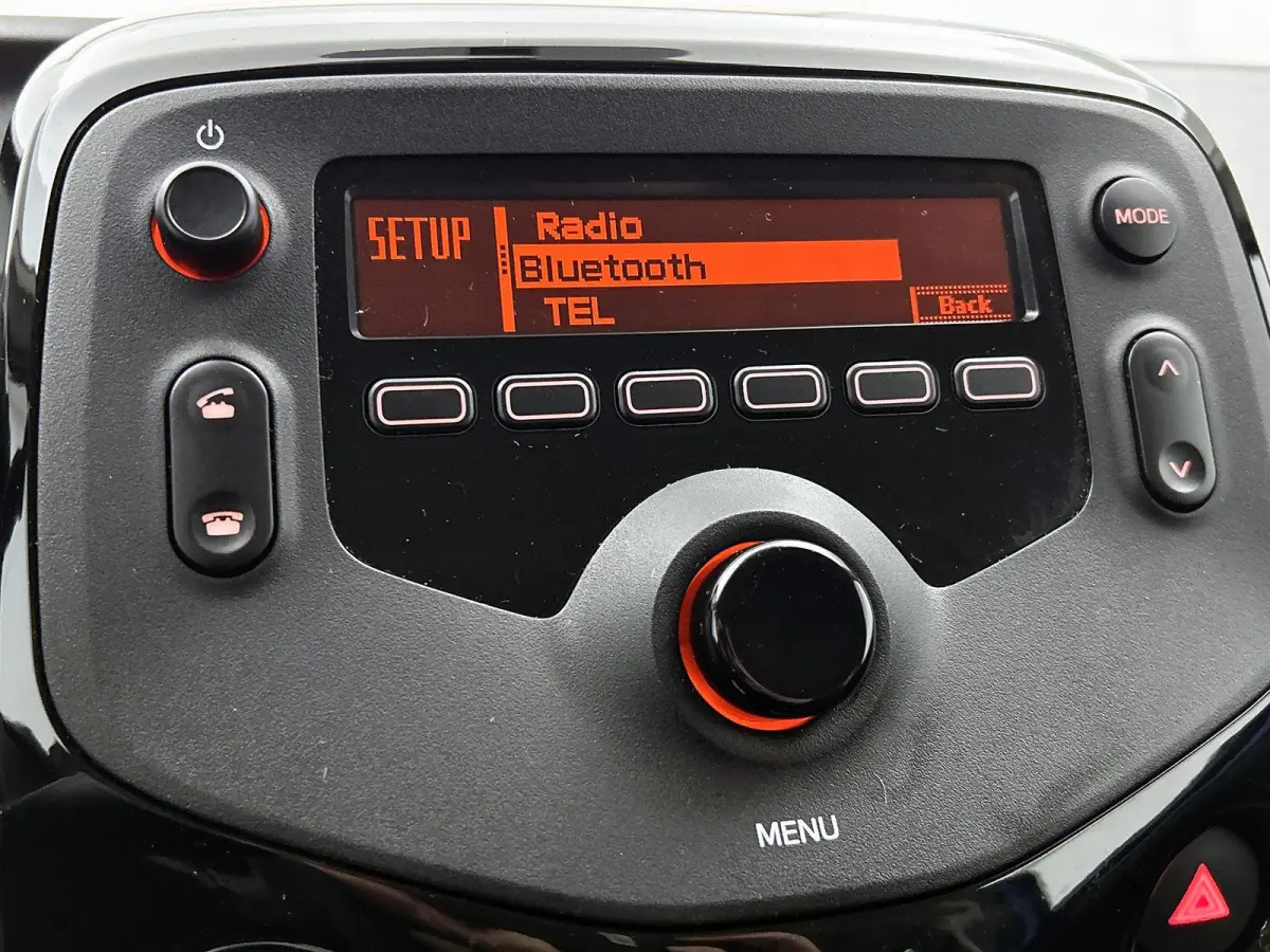 Feel 1.0 e-VTi 72pk | Airco | Elektrische ramen | Centrale portiervergrendeling | Bluetooth | Radio/MP3 speler met stuurbediening | Donker getint glas | Zuinig en voordelig autorijden! |