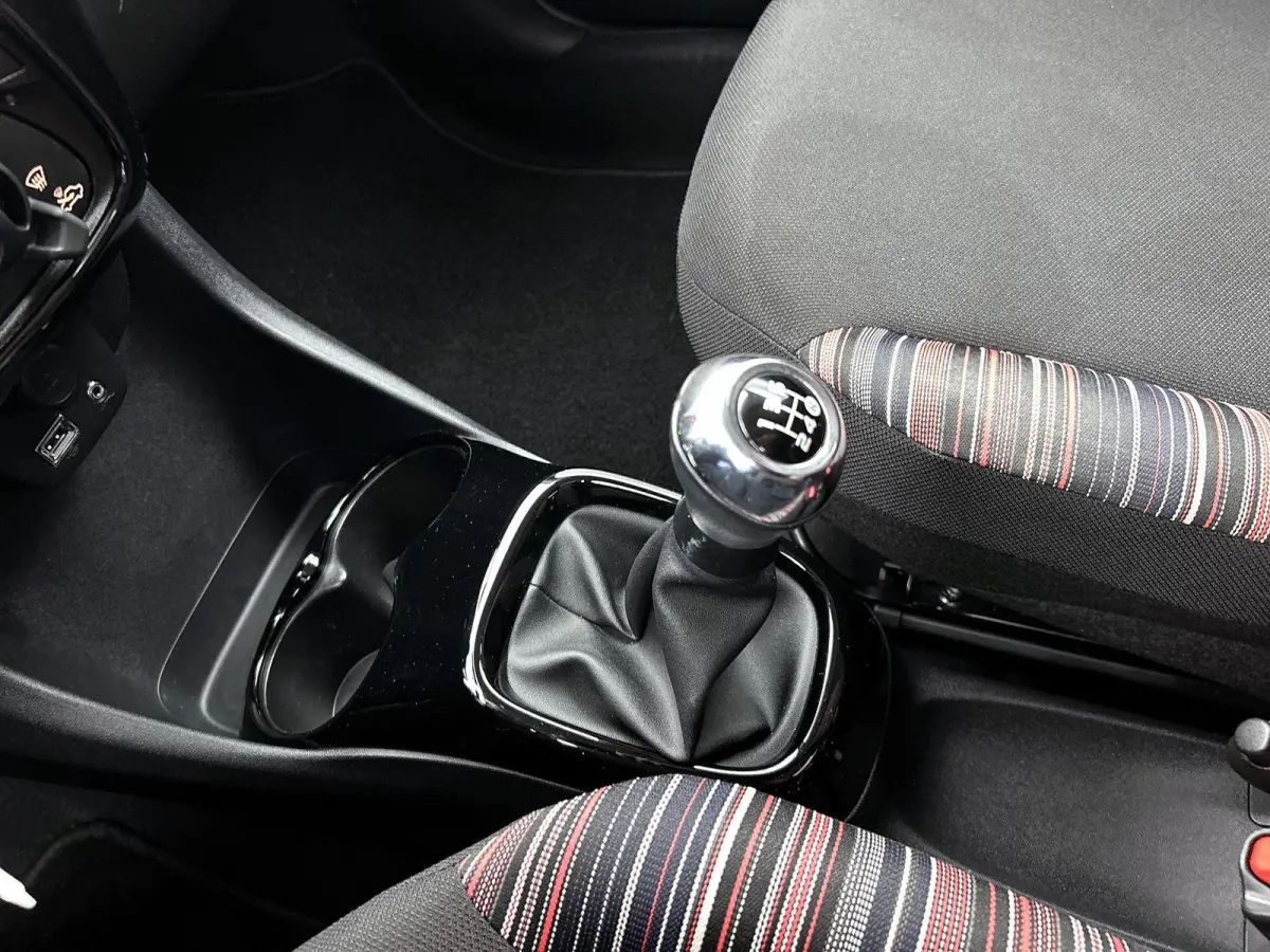 Feel 1.0 e-VTi 72pk | Airco | Elektrische ramen | Centrale portiervergrendeling | Bluetooth | Radio/MP3 speler met stuurbediening | Donker getint glas | Zuinig en voordelig autorijden! |