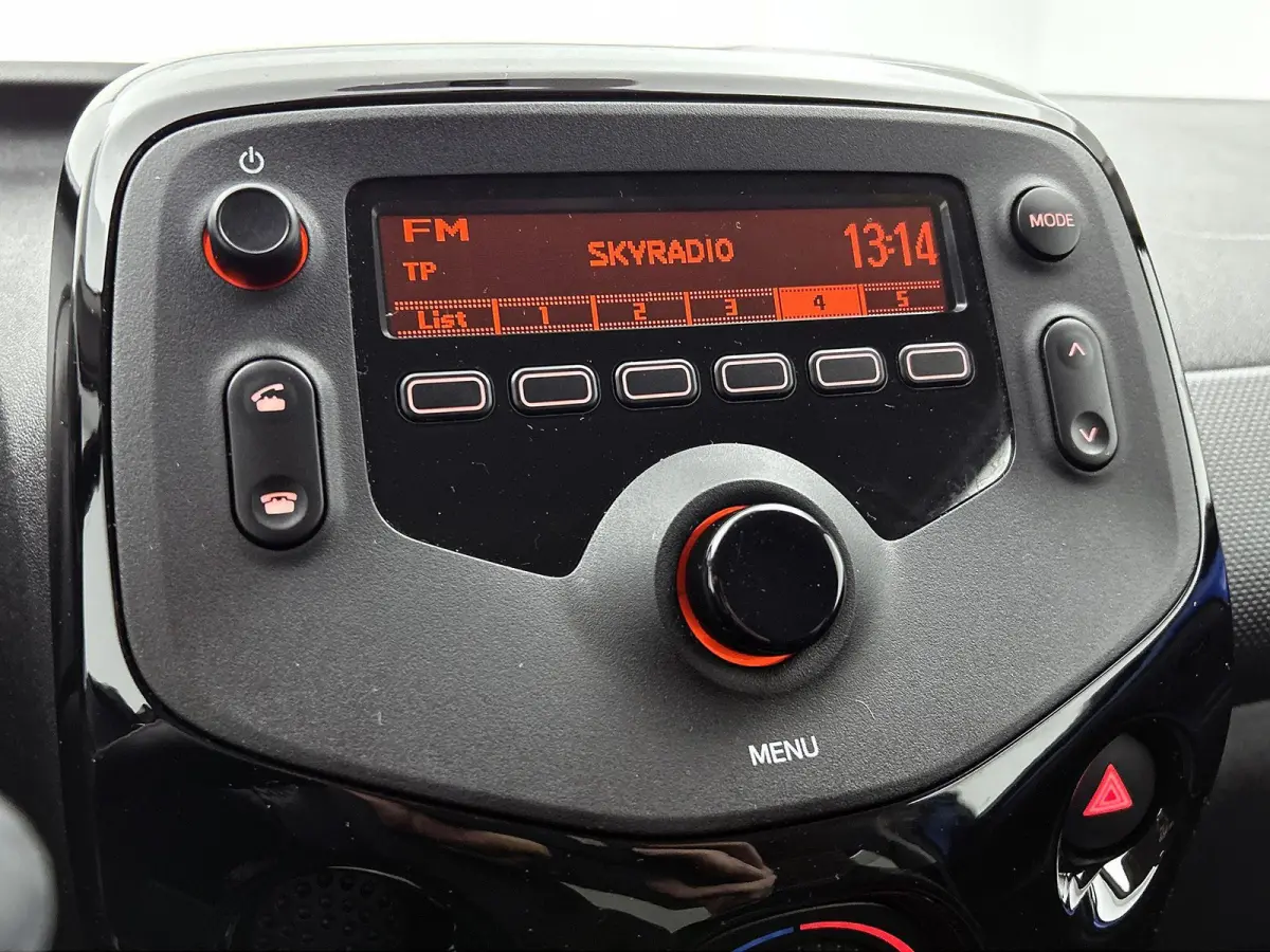 Feel 1.0 e-VTi 72pk | Airco | Elektrische ramen | Centrale portiervergrendeling | Bluetooth | Radio/MP3 speler met stuurbediening | Donker getint glas | Zuinig en voordelig autorijden! |