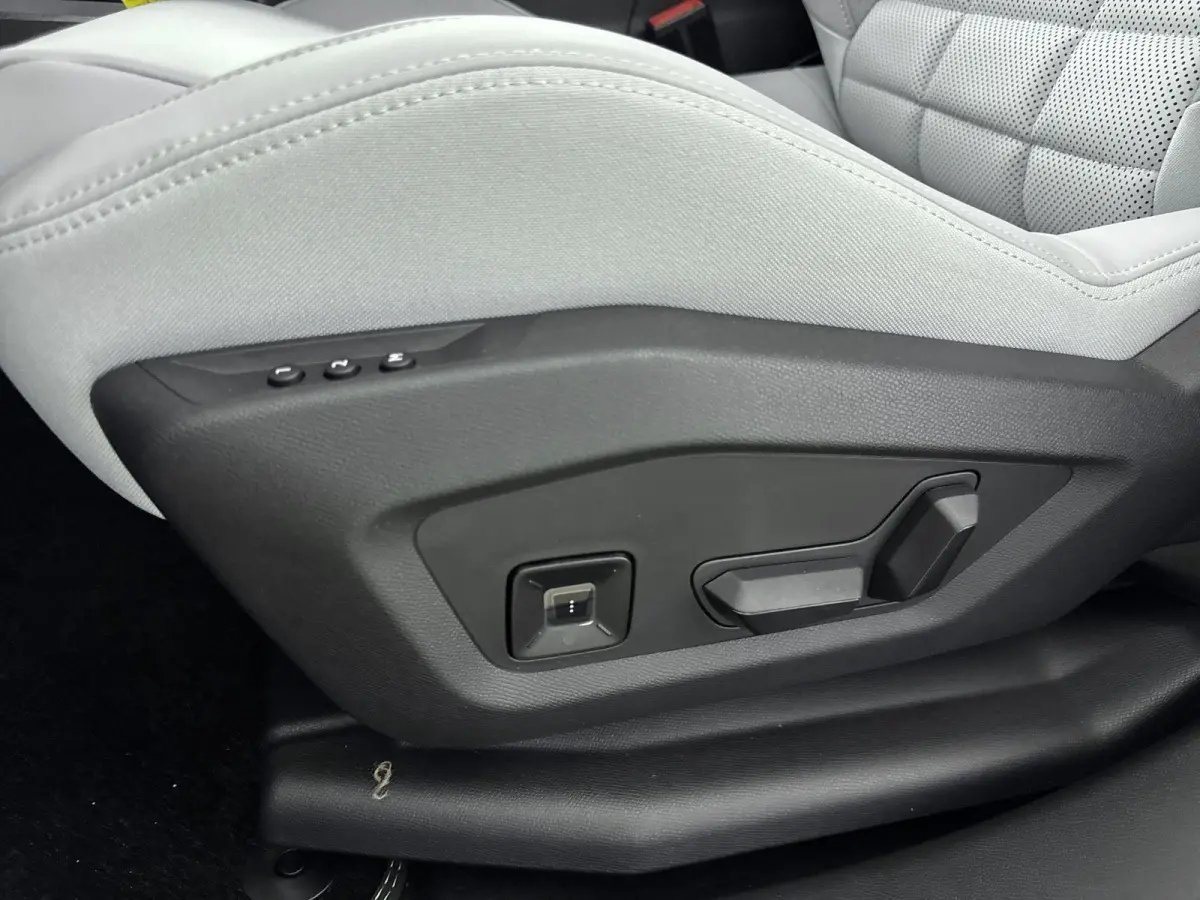1.6 Plug-In Hybrid 195pk Max | Inruilpremie! | Nieuw model | Luxe lederen stoelen | 20" lichtmetalen velgen | 8 jaar care garantie |