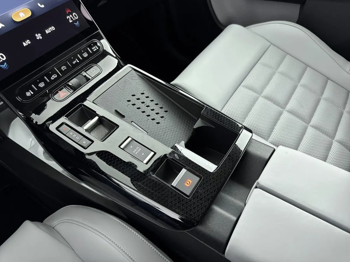 1.6 Plug-In Hybrid 195pk Max | Inruilpremie! | Nieuw model | Luxe lederen stoelen | 20" lichtmetalen velgen | 8 jaar care garantie |