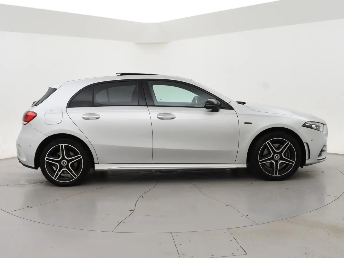 250e AMG SPORT + PANORAMA | MEMORY | TREKHAAK | SFEERVERLICHTING | CAMERA | STOELVERWARMING