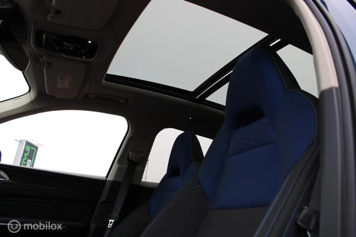 1.5 Plug-in Hybrid, Panoramadak, Stoelverwarming, Clima, Cruise, Pdc + Camera, Navi, App connect, Donker glas,