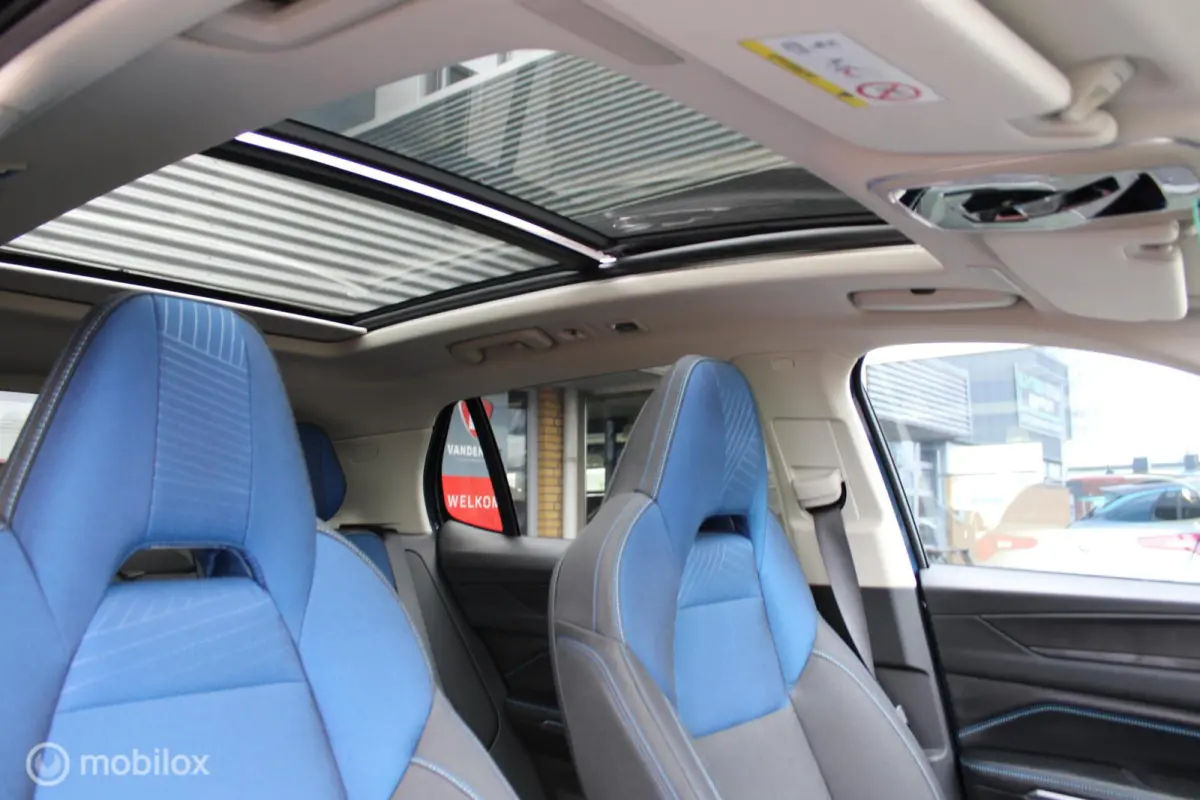 1.5 Plug-in Hybrid, Panoramadak, Stoelverwarming, Clima, Cruise, Pdc + Camera, Navi, App connect, Donker glas,