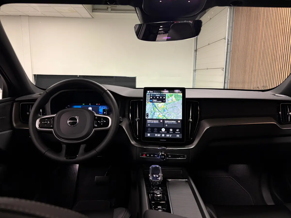 T6 AWD Recharge Ultra Black Edition | Luchtvering | 360° Camera | Head-Up Display | Harman Kardon | Schuifdak | Adaptieve Cruise Control | Stoelverwarming voor+achter | Stuurwielverwarming 