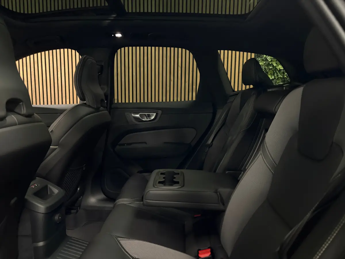 T6 AWD Recharge Ultra Black Edition | Luchtvering | 360° Camera | Head-Up Display | Harman Kardon | Schuifdak | Adaptieve Cruise Control | Stoelverwarming voor+achter | Stuurwielverwarming 
