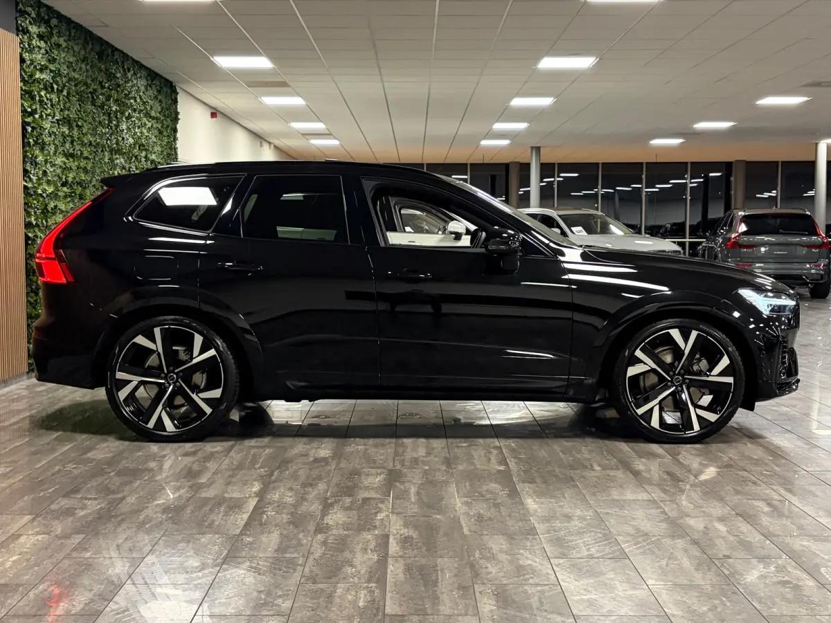 T6 AWD Recharge Ultra Black Edition | Luchtvering | 360° Camera | Head-Up Display | Harman Kardon | Schuifdak | Adaptieve Cruise Control | Stoelverwarming voor+achter | Stuurwielverwarming 