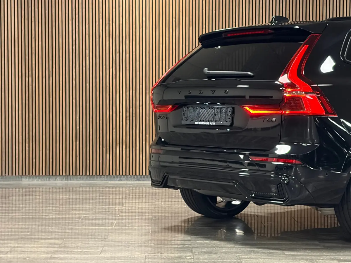 T6 AWD Recharge Ultra Black Edition | Luchtvering | 360° Camera | Head-Up Display | Harman Kardon | Schuifdak | Adaptieve Cruise Control | Stoelverwarming voor+achter | Stuurwielverwarming 