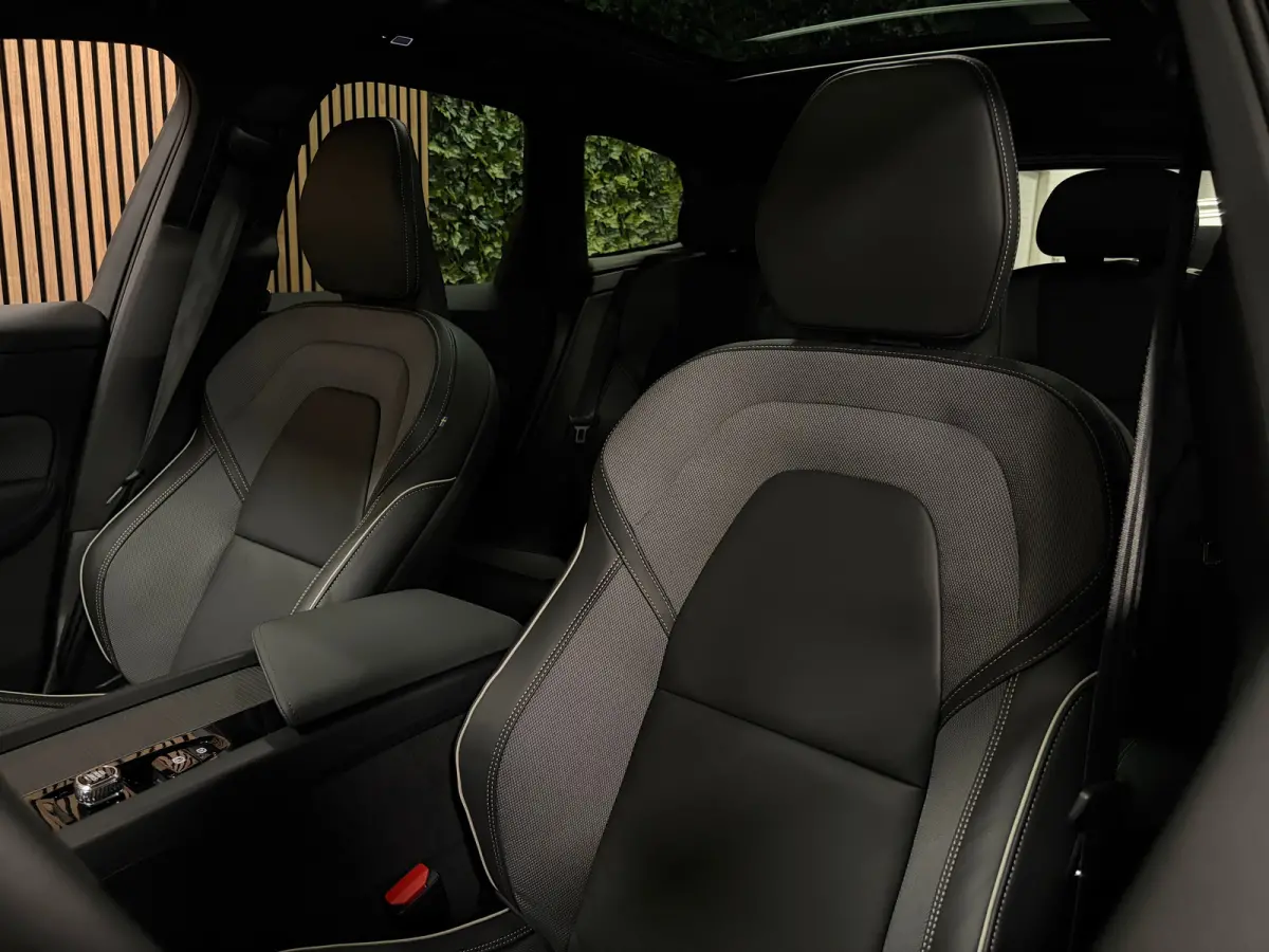 T6 AWD Recharge Ultra Black Edition | Luchtvering | 360° Camera | Head-Up Display | Harman Kardon | Schuifdak | Adaptieve Cruise Control | Stoelverwarming voor+achter | Stuurwielverwarming 