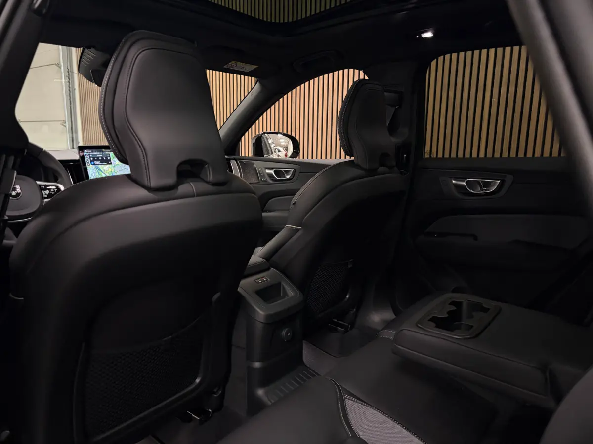 T6 AWD Recharge Ultra Black Edition | Luchtvering | 360° Camera | Head-Up Display | Harman Kardon | Schuifdak | Adaptieve Cruise Control | Stoelverwarming voor+achter | Stuurwielverwarming 