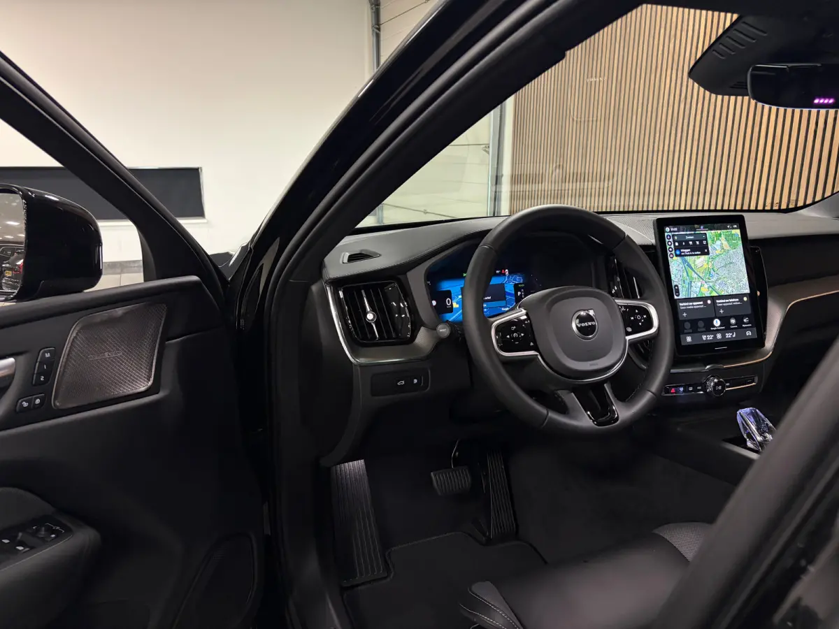T6 AWD Recharge Ultra Black Edition | Luchtvering | 360° Camera | Head-Up Display | Harman Kardon | Schuifdak | Adaptieve Cruise Control | Stoelverwarming voor+achter | Stuurwielverwarming 