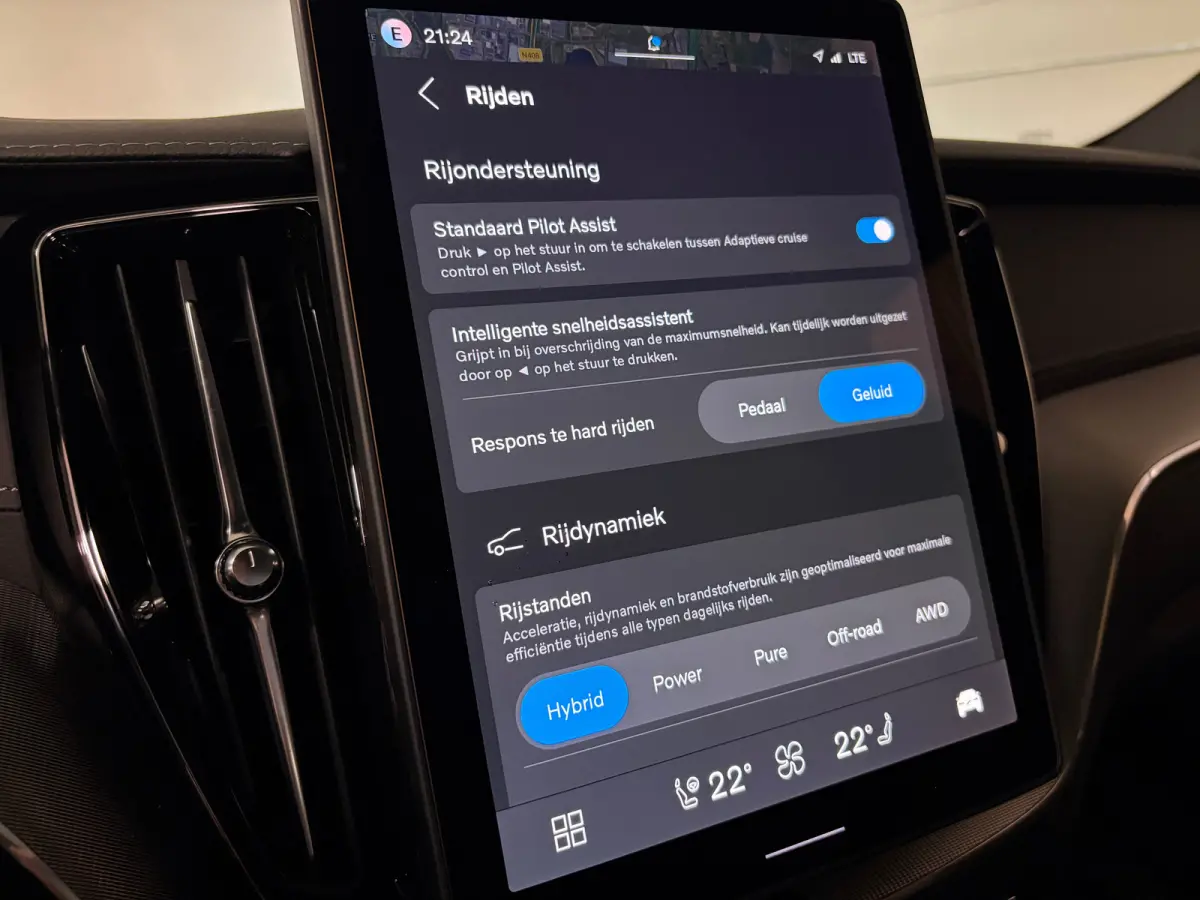 T6 AWD Recharge Ultra Black Edition | Luchtvering | 360° Camera | Head-Up Display | Harman Kardon | Schuifdak | Adaptieve Cruise Control | Stoelverwarming voor+achter | Stuurwielverwarming 