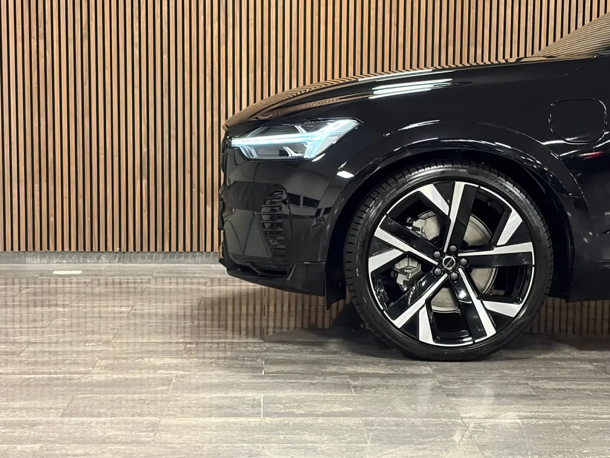 T6 AWD Recharge Ultra Black Edition | Luchtvering | 360° Camera | Head-Up Display | Harman Kardon | Schuifdak | Adaptieve Cruise Control | Stoelverwarming voor+achter | Stuurwielverwarming 
