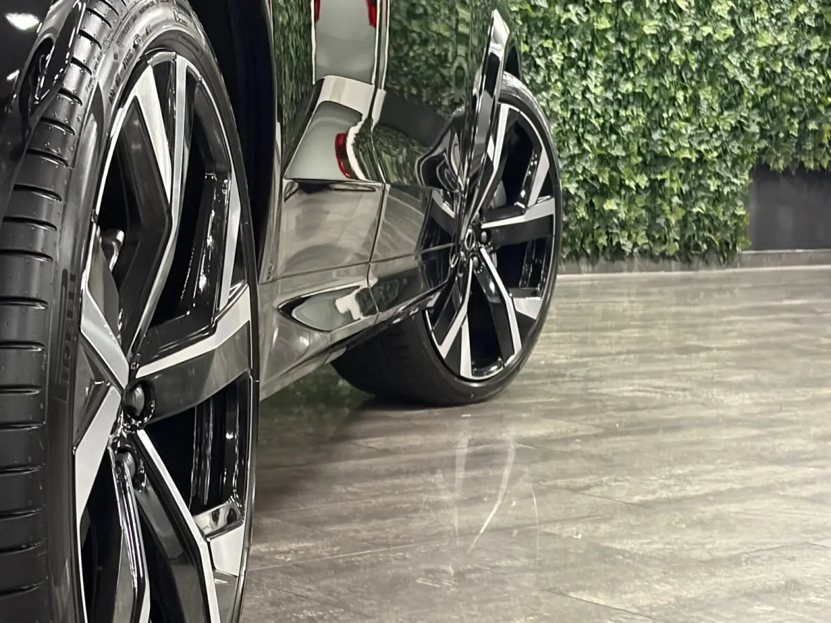 T6 AWD Recharge Ultra Black Edition | Luchtvering | 360° Camera | Head-Up Display | Harman Kardon | Schuifdak | Adaptieve Cruise Control | Stoelverwarming voor+achter | Stuurwielverwarming 