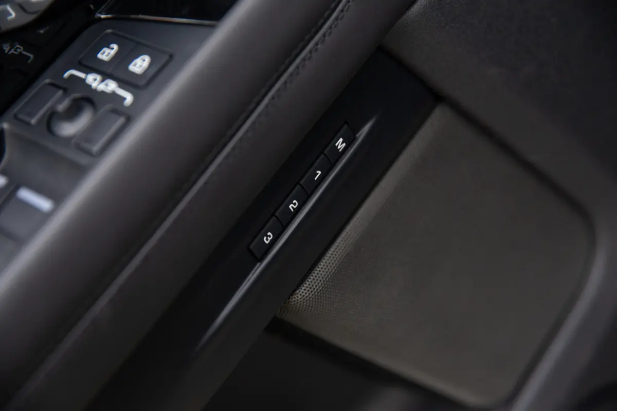 1.5 P300e AWD R-Dynamic HSE Autobiography , SoH 97%, Pano, Meridian, Stoelventilatie, HUD, Alcantara Hemel