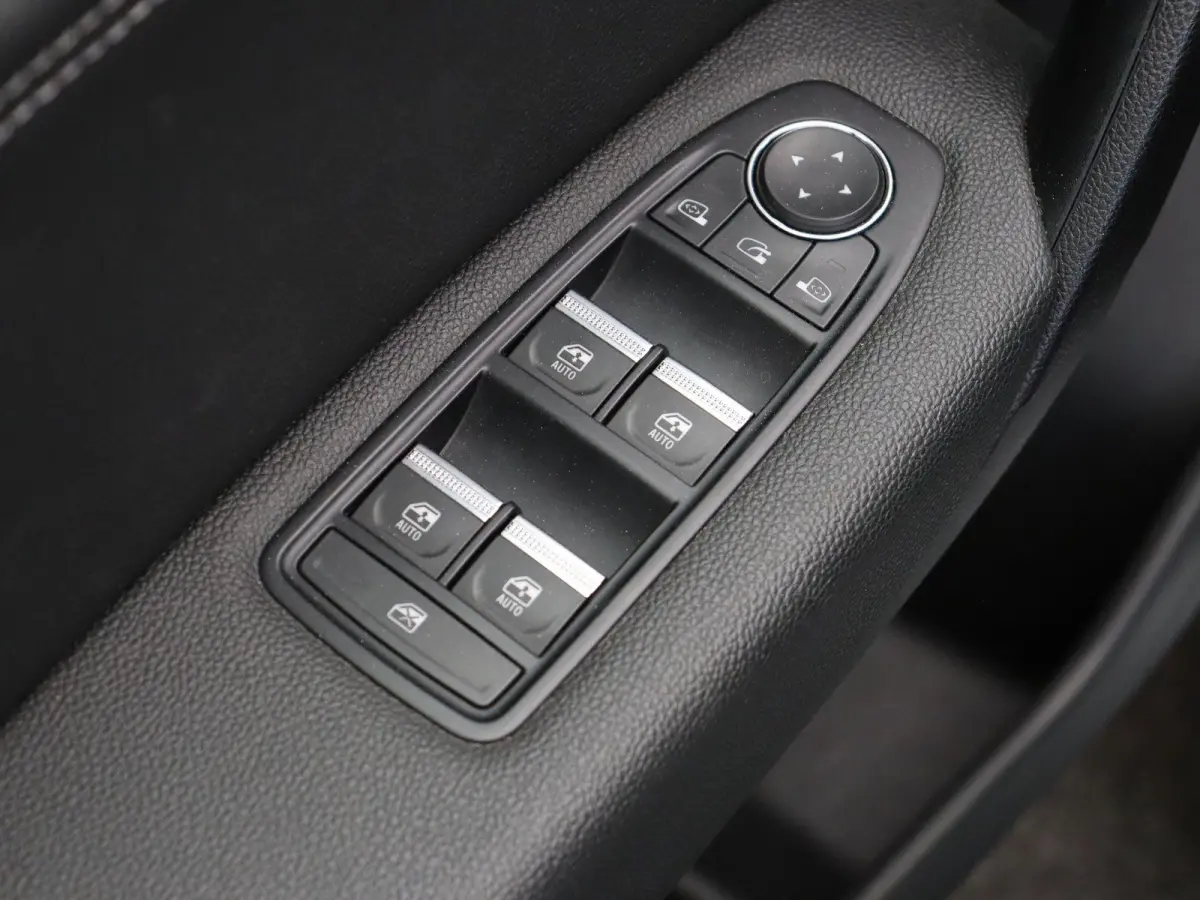 E-Tech Hybrid 145 Techno | Navigatie | Achteruitrijcamera | Parkeersensoren voor en achter | Climate control |