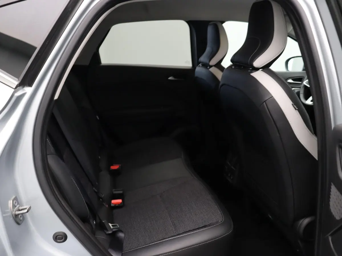 E-Tech Hybrid 145 Techno | Navigatie | Achteruitrijcamera | Parkeersensoren voor en achter | Climate control |