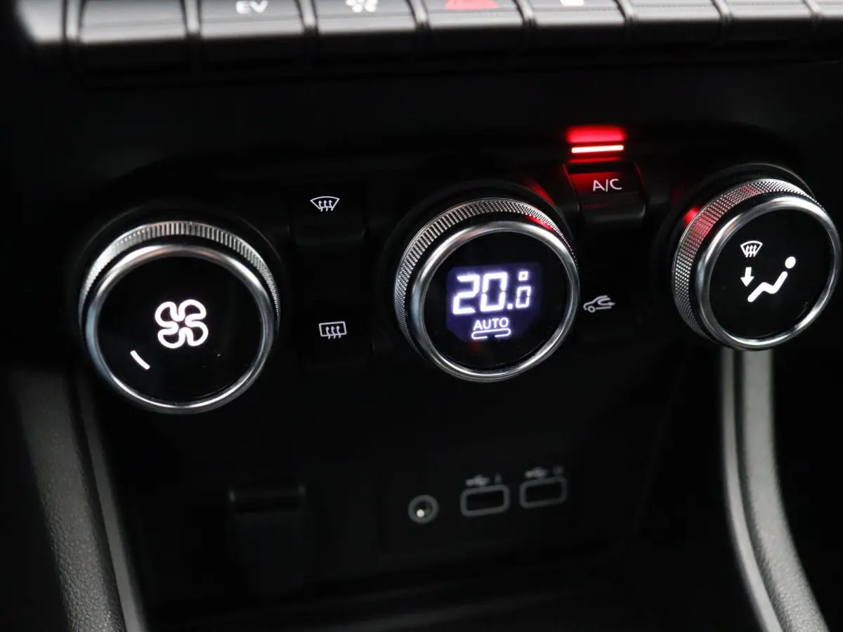 E-Tech Hybrid 145 Techno | Navigatie | Achteruitrijcamera | Parkeersensoren voor en achter | Climate control |