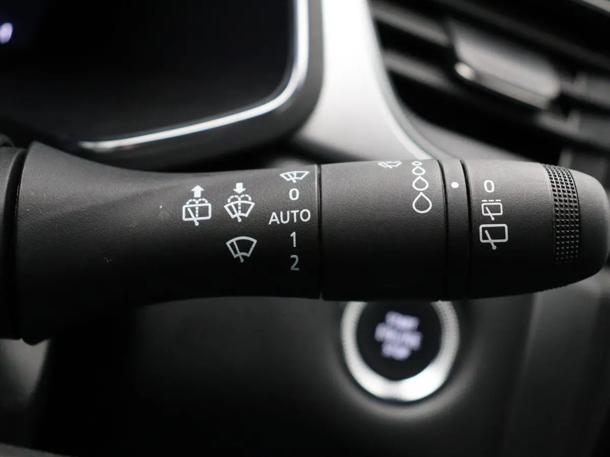 E-Tech Hybrid 145 Techno | Navigatie | Achteruitrijcamera | Parkeersensoren voor en achter | Climate control |