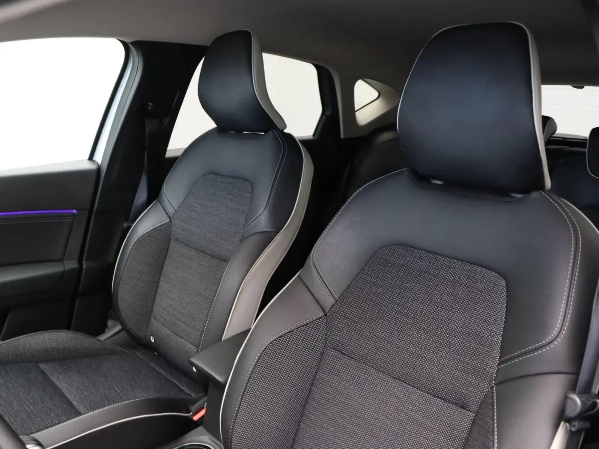 E-Tech Hybrid 145 Techno | Navigatie | Achteruitrijcamera | Parkeersensoren voor en achter | Climate control |