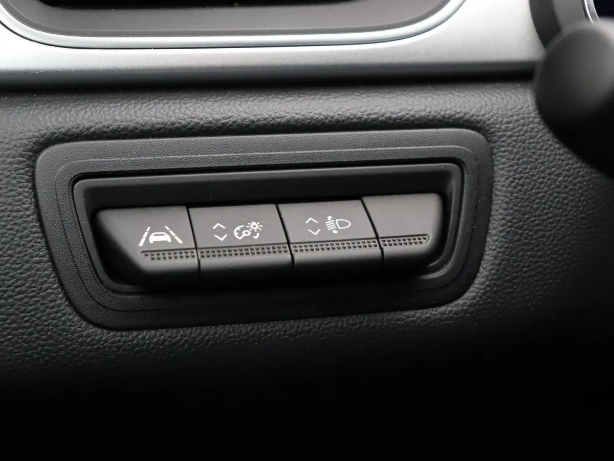 E-Tech Hybrid 145 Techno | Navigatie | Achteruitrijcamera | Parkeersensoren voor en achter | Climate control |