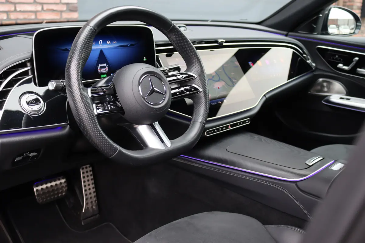 300 e AMG Line | Hyperscreen | Luchtvering | Distronic+ | Trekhaak | Burmester | HUD | Verwarmd Stuurwiel | Panoramadak | Digital Light | Achterbank Verwarmd |