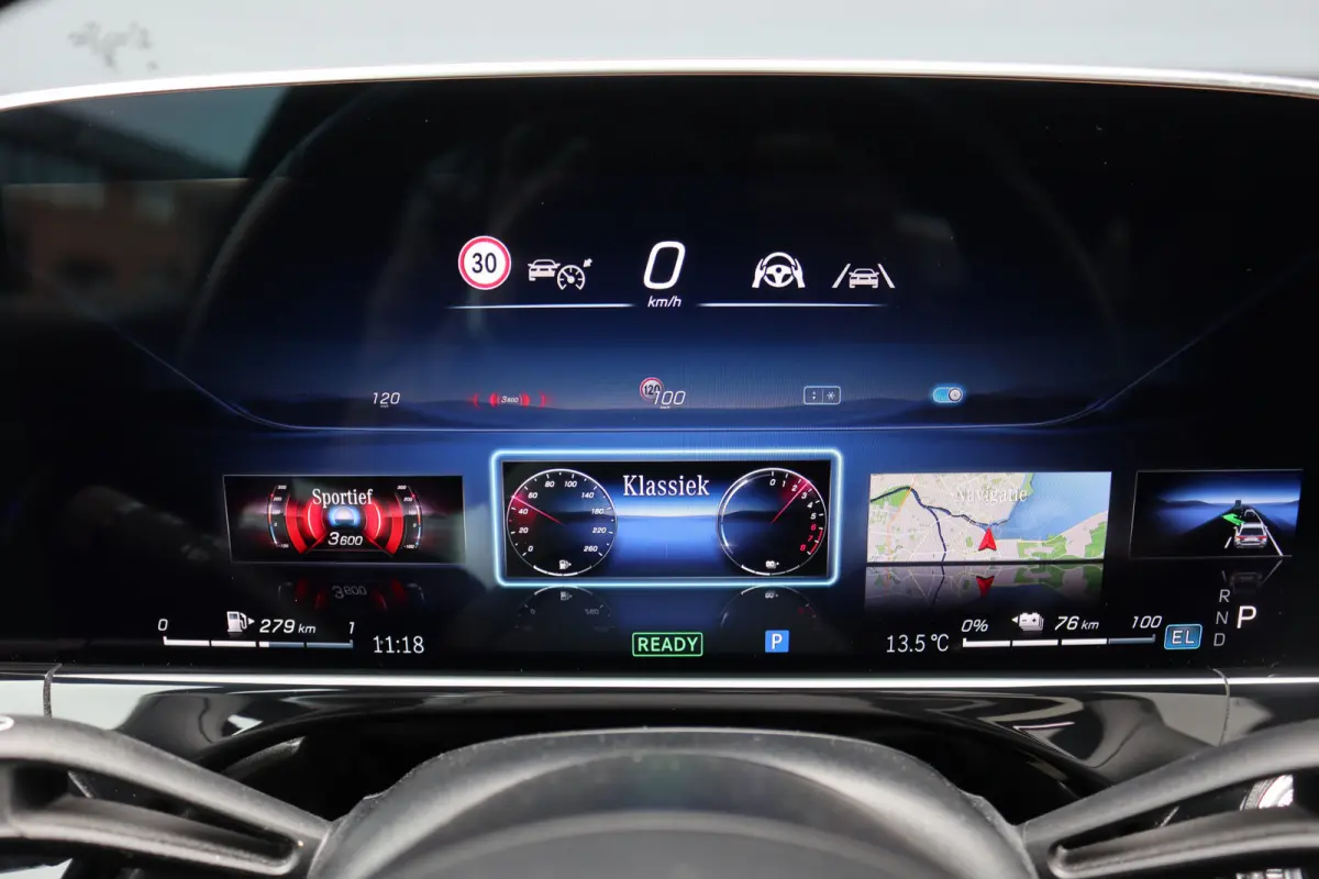 300 e AMG Line | Hyperscreen | Luchtvering | Distronic+ | Trekhaak | Burmester | HUD | Verwarmd Stuurwiel | Panoramadak | Digital Light | Achterbank Verwarmd |