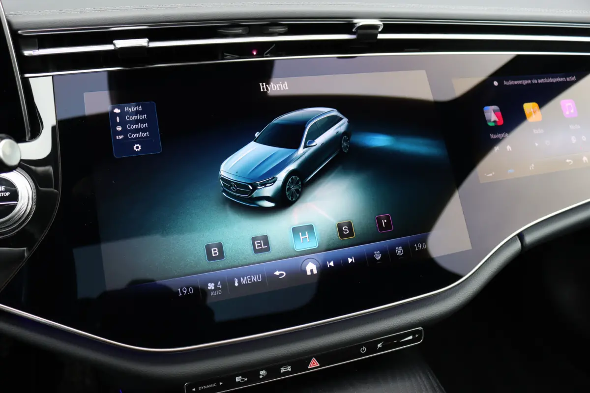 300 e AMG Line | Hyperscreen | Luchtvering | Distronic+ | Trekhaak | Burmester | HUD | Verwarmd Stuurwiel | Panoramadak | Digital Light | Achterbank Verwarmd |