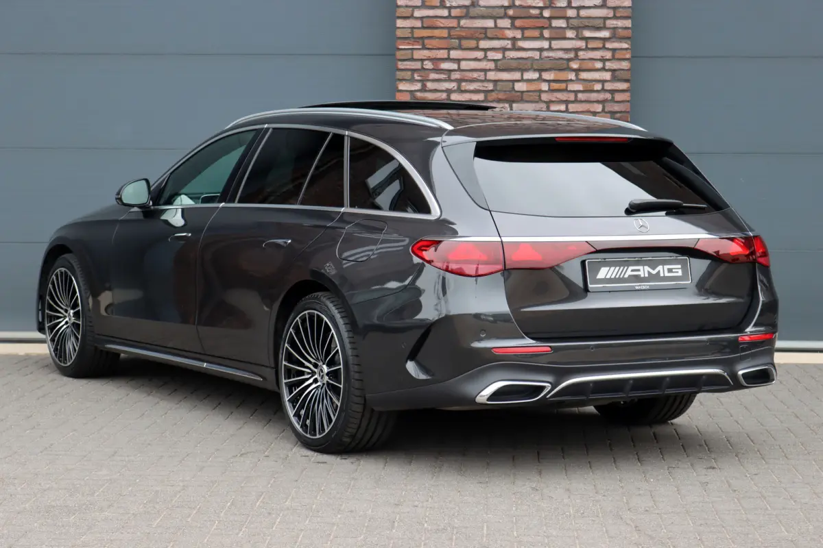 300 e AMG Line | Hyperscreen | Luchtvering | Distronic+ | Trekhaak | Burmester | HUD | Verwarmd Stuurwiel | Panoramadak | Digital Light | Achterbank Verwarmd |