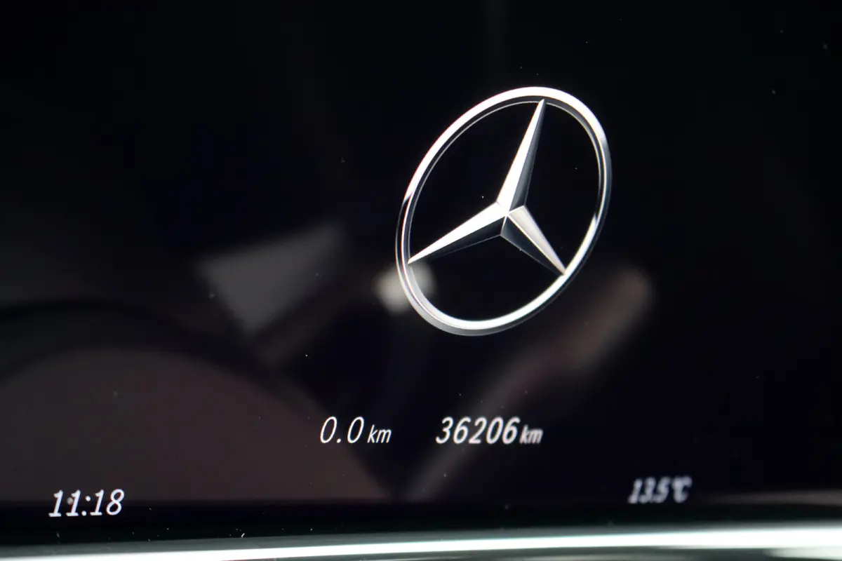 300 e AMG Line | Hyperscreen | Luchtvering | Distronic+ | Trekhaak | Burmester | HUD | Verwarmd Stuurwiel | Panoramadak | Digital Light | Achterbank Verwarmd |