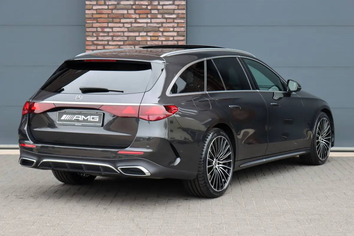 300 e AMG Line | Hyperscreen | Luchtvering | Distronic+ | Trekhaak | Burmester | HUD | Verwarmd Stuurwiel | Panoramadak | Digital Light | Achterbank Verwarmd |