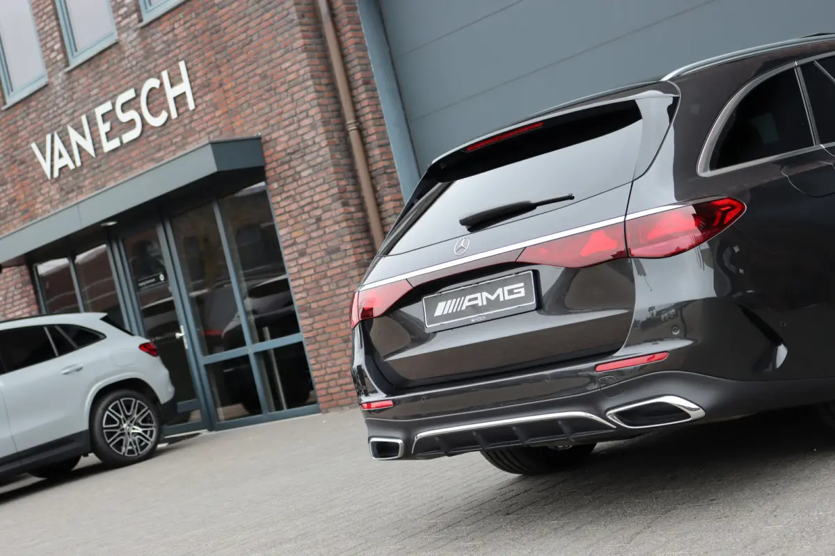 300 e AMG Line | Hyperscreen | Luchtvering | Distronic+ | Trekhaak | Burmester | HUD | Verwarmd Stuurwiel | Panoramadak | Digital Light | Achterbank Verwarmd |