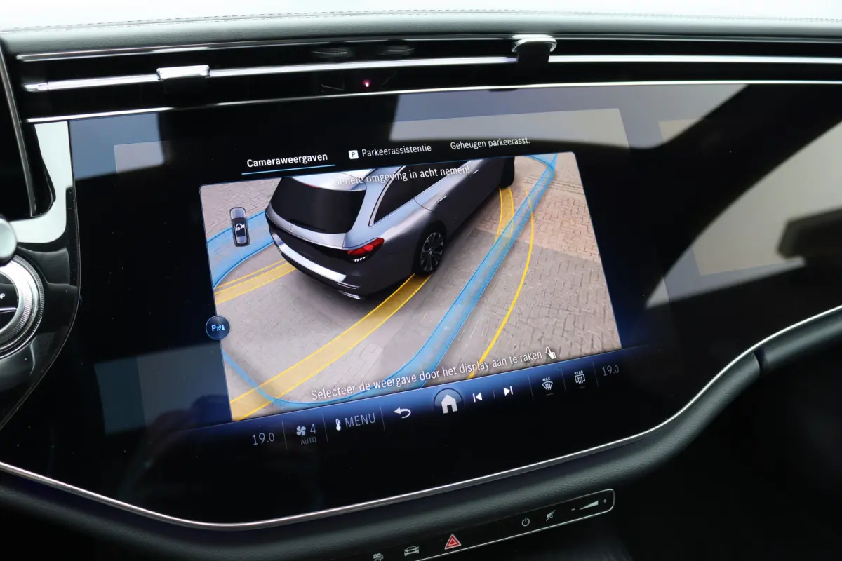 300 e AMG Line | Hyperscreen | Luchtvering | Distronic+ | Trekhaak | Burmester | HUD | Verwarmd Stuurwiel | Panoramadak | Digital Light | Achterbank Verwarmd |