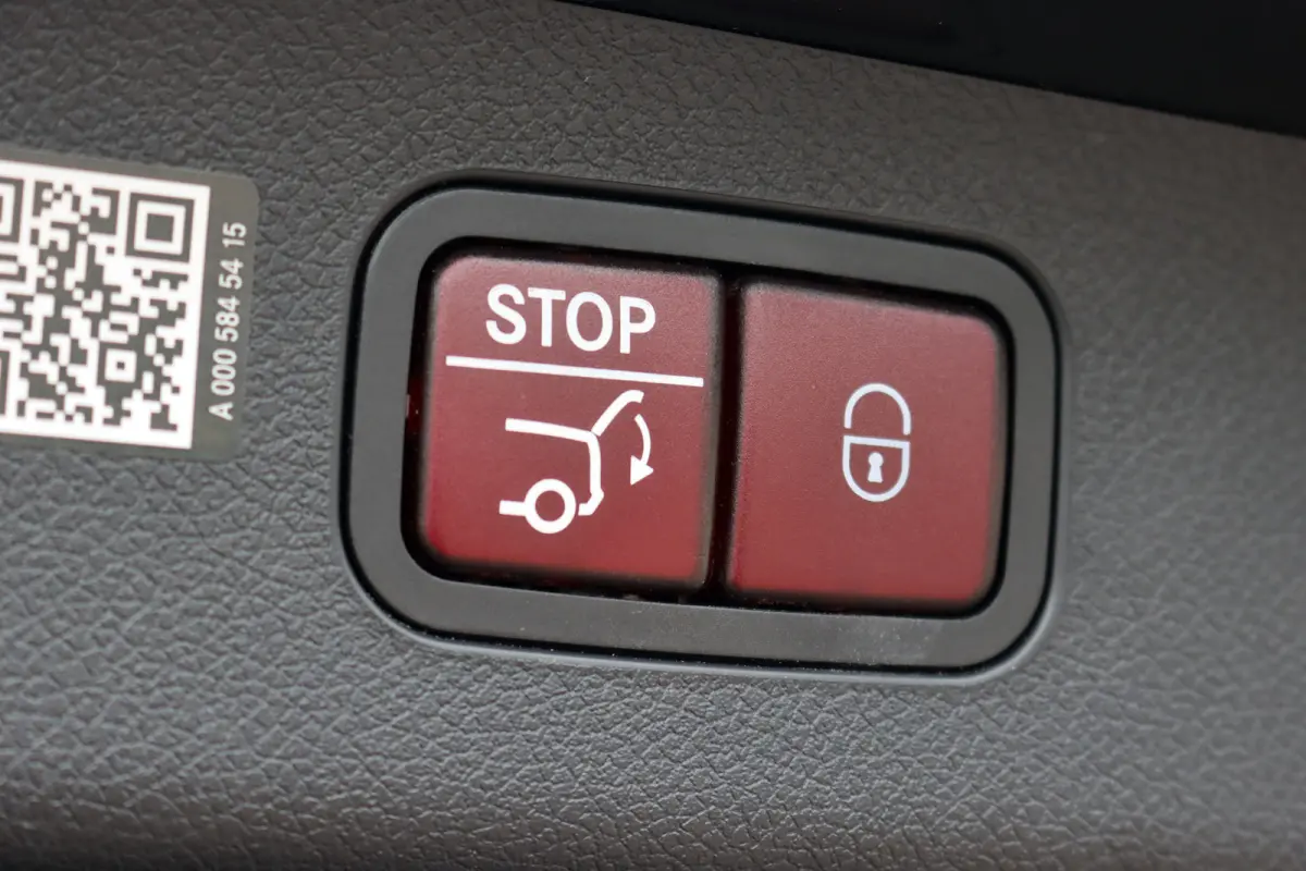 300 e AMG Line | Hyperscreen | Luchtvering | Distronic+ | Trekhaak | Burmester | HUD | Verwarmd Stuurwiel | Panoramadak | Digital Light | Achterbank Verwarmd |