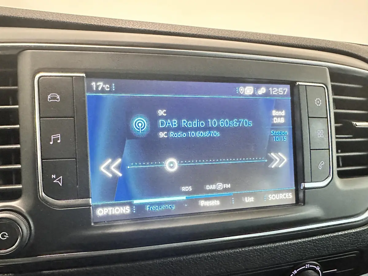 2.0HDI 145PK Long Asphalt Dubbele Cabine Airco Cruise Control Navi Trekhaak Imperiaal Carplay 6 Persoons Trekhaak