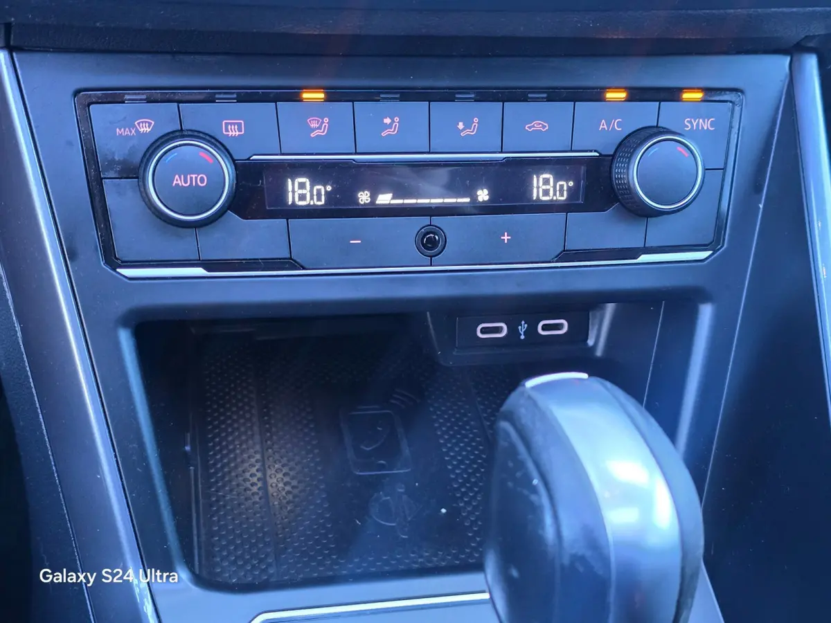 1.0 TSI R Line / NAP / Aut / Acc / Navi / Open Panoramadak / Ecc / Elek Pakket / Led Koplampen