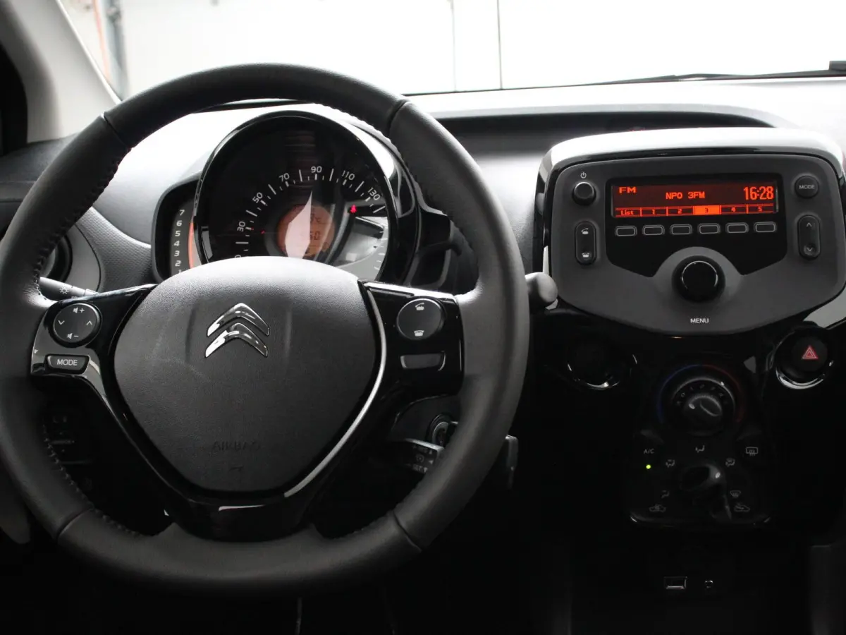 1.0 VTi Feel Airco Bluetooth Led 5 Deurs Radio