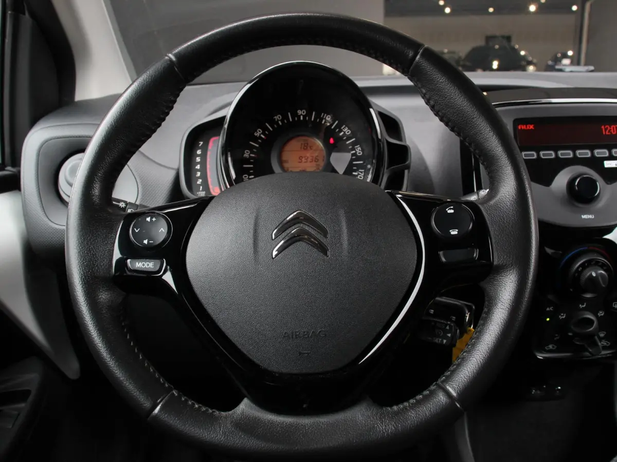 1.0 VTi Feel Airco Bluetooth Led 5 Deurs Radio
