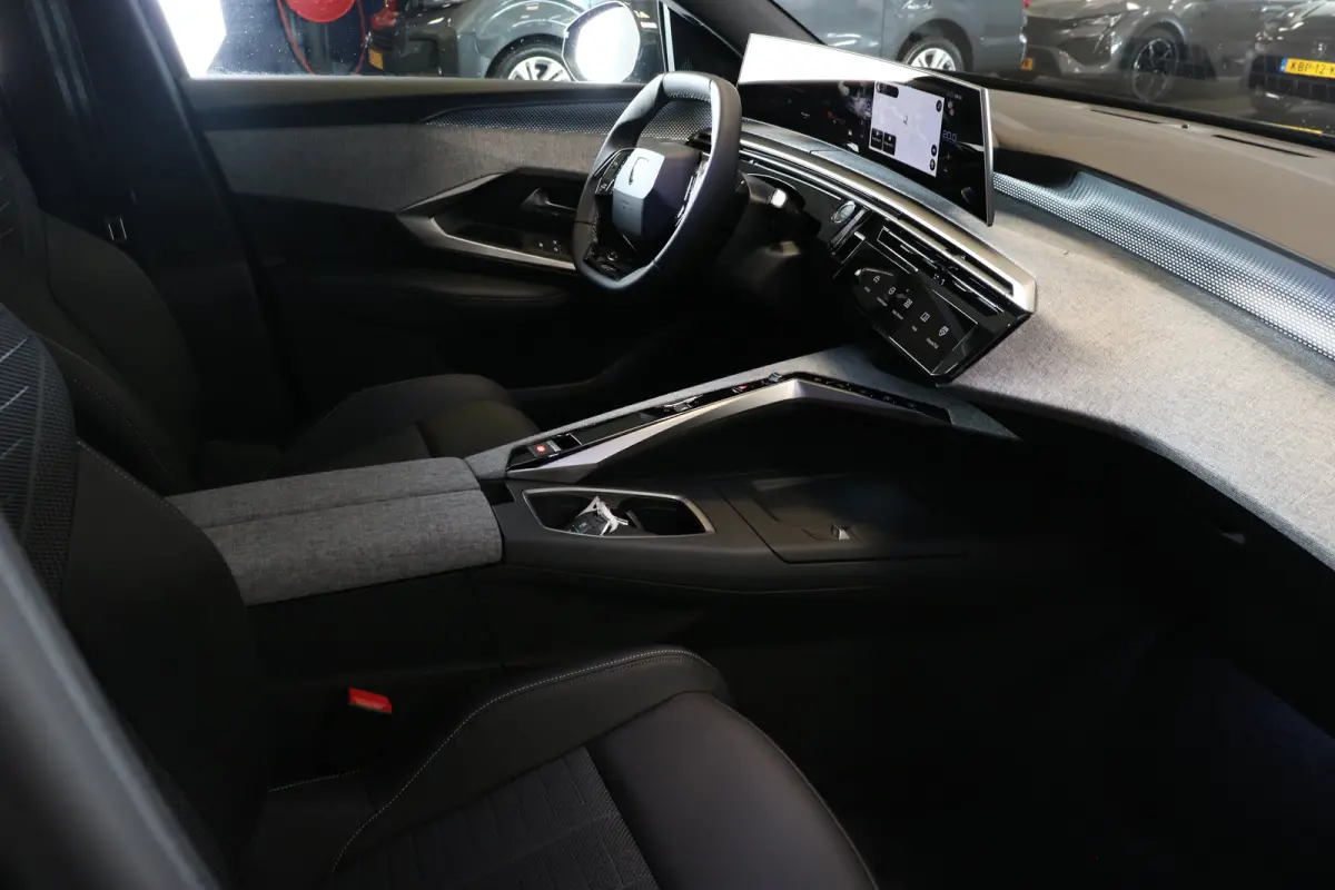 1.2 Hybrid 136 GT | Achterbank in delen neerklapbaar | Achterbank verstelbaar | Achteruitrijcamera 360 Camera | Full LED koplampen | 19 inch lichtmetalen velgen