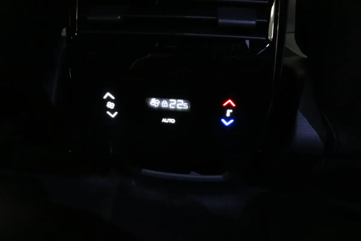 1.2 Hybrid 136 GT | Achterbank in delen neerklapbaar | Achterbank verstelbaar | Achteruitrijcamera 360 Camera | Full LED koplampen | 19 inch lichtmetalen velgen
