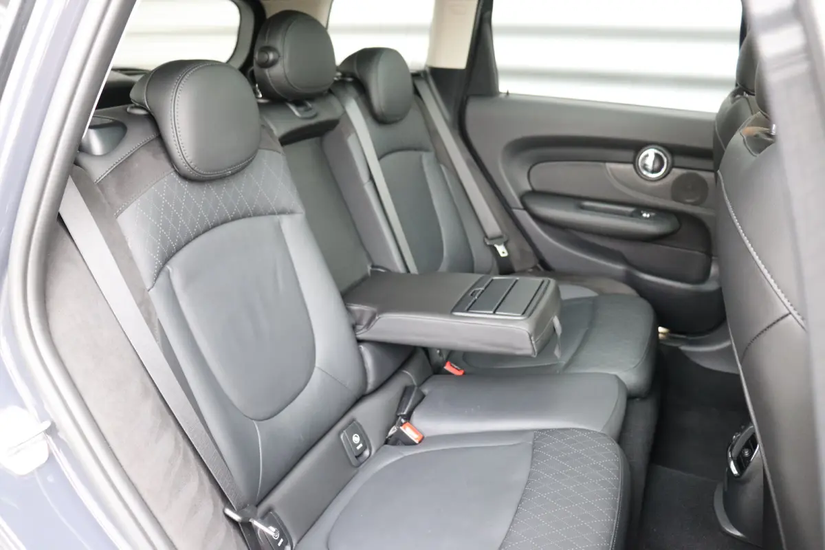 2.0 COOPER S 192PK JOHN COOPER WORKS AUTOMAAT / NAVI / LEDER / CLIMA / LED / PDC / 18" LMV / CAMERA / KEYLESS / PANO. DAK / WINTERPAKKET / UNIEK !!