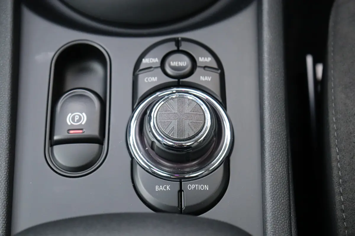 2.0 COOPER S 192PK JOHN COOPER WORKS AUTOMAAT / NAVI / LEDER / CLIMA / LED / PDC / 18" LMV / CAMERA / KEYLESS / PANO. DAK / WINTERPAKKET / UNIEK !!