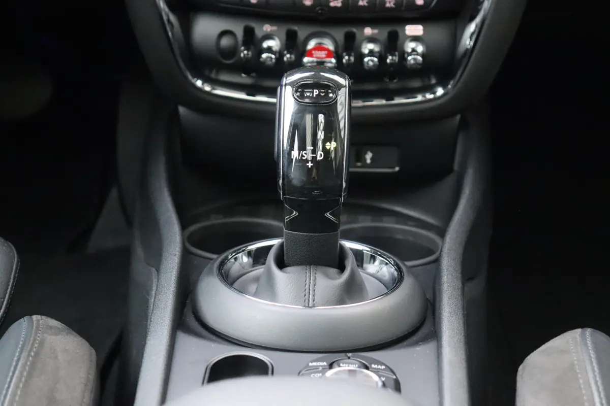 2.0 COOPER S 192PK JOHN COOPER WORKS AUTOMAAT / NAVI / LEDER / CLIMA / LED / PDC / 18" LMV / CAMERA / KEYLESS / PANO. DAK / WINTERPAKKET / UNIEK !!