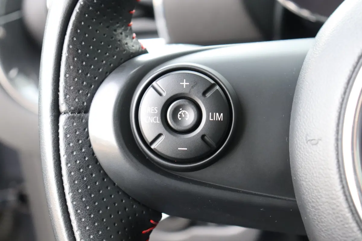 2.0 COOPER S 192PK JOHN COOPER WORKS AUTOMAAT / NAVI / LEDER / CLIMA / LED / PDC / 18" LMV / CAMERA / KEYLESS / PANO. DAK / WINTERPAKKET / UNIEK !!